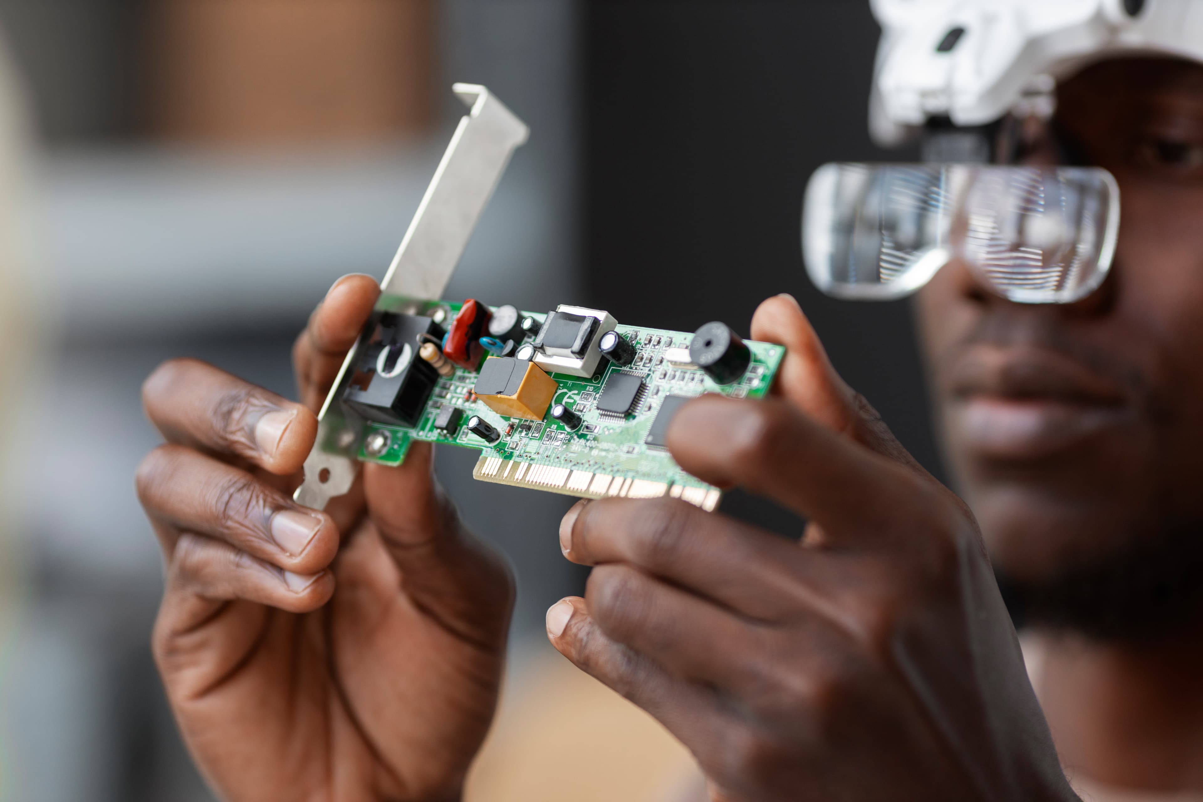 Collecte et recyclage d’équipements électriques et électroniques à Kinshasa